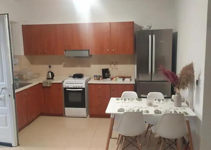 Mama Marina Near To The Airport *